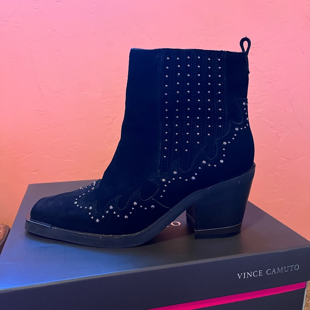 They are black with stones and very comfortable! Gently used!